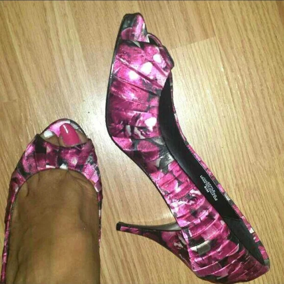 White House|Black Market Size 8½ M peep toe floral satin Heels - Picture 3 of 5